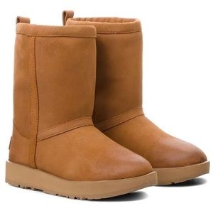Classic UGG leather waterproof boots in tan - size 9.5